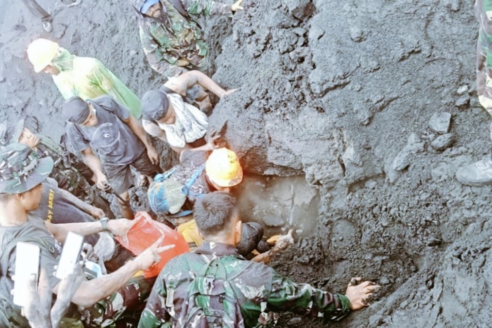 Indonesia rescuers finally reach, retrieve bodies of Singaporeans who perished after volcanic eruption (VIDEO)
