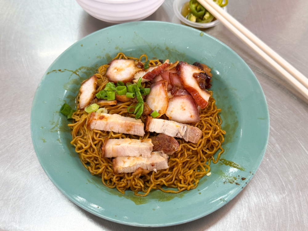 Opt for a leaner cut of ‘char siu’ to be healthy, and choose the crispy roast pork with your noodles — Picture by Lee Khang Yi