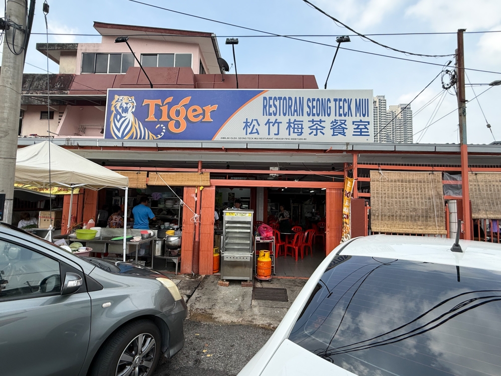 Located next to a market, the coffeeshop is a favourite breakfast hangout — Picture by Lee Khang Yi