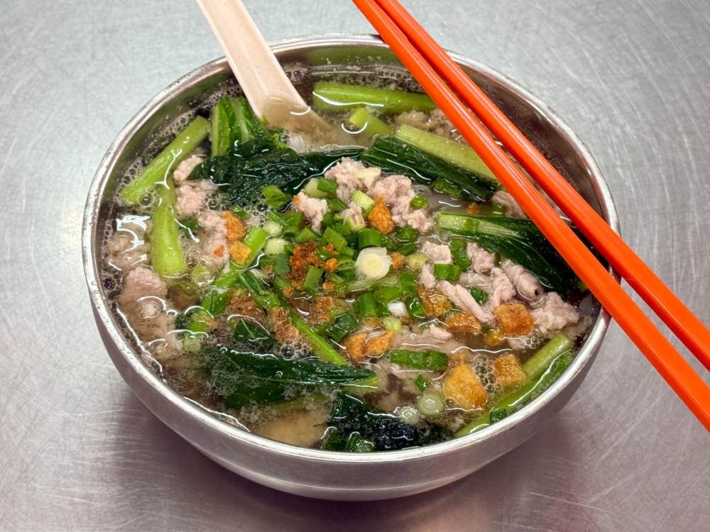 The pork noodles served in this coffeeshop have a cleaner-tasting broth — Picture by Lee Khang Yi