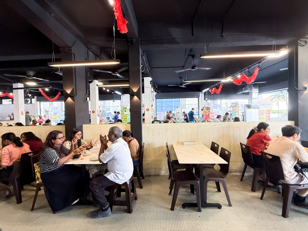 The coffeeshop comes alive with people on weekends, probably because parking is easier then. 