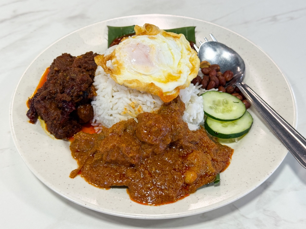 Savour superb mutton ‘varuval’ and wild boar ‘peratal’ with your plate of ‘nasi lemak’ from Pete & Dori’s Kitchen in PJ Old Town