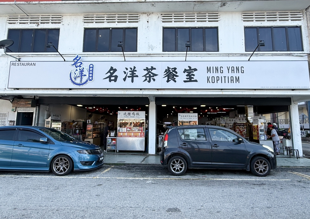 Once a rundown place next to Menara Mutiara Majestic, this coffeeshop has new owners that spruced it up and curated new stalls. 
