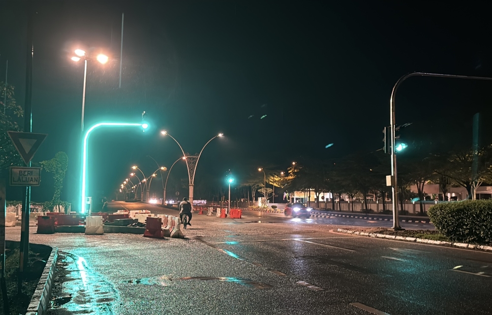 The current traffic light, more visible from a distance, and brighter during rain or at night. — Picture by John Bunyan