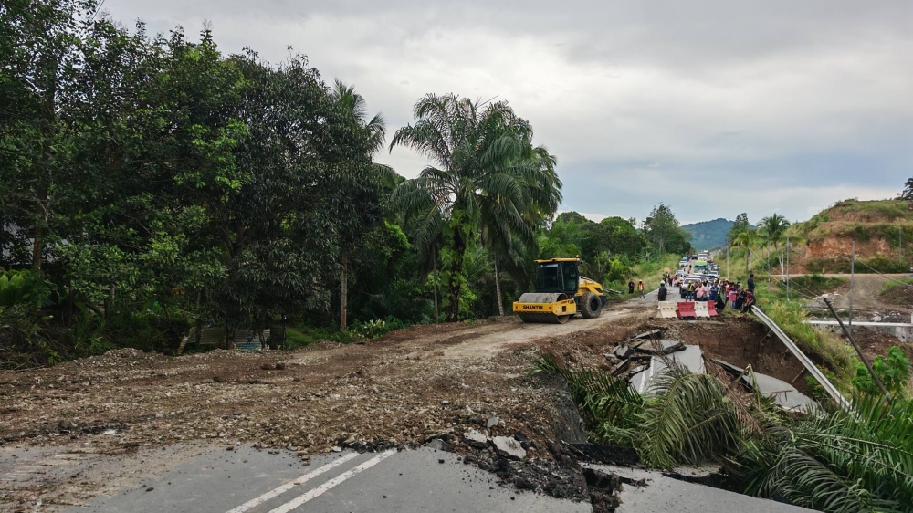 Sabah’s Lahad Datu–Tawau road collapse strands vehicles, diversion works underway at Jalan Silam