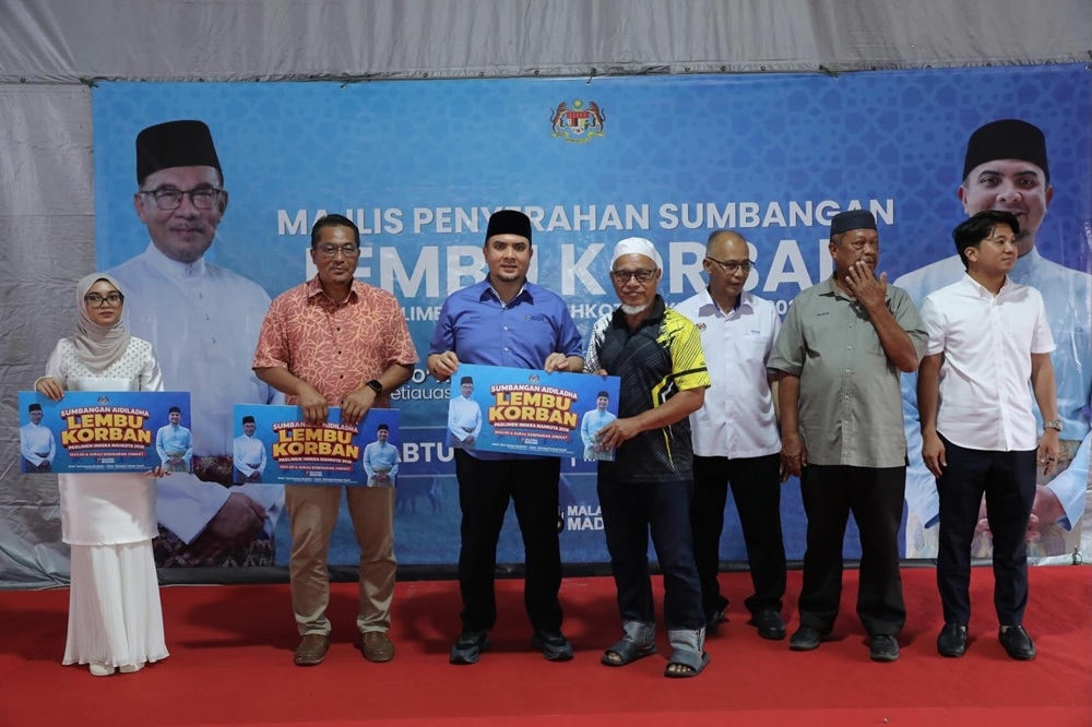 PM’s political secretary hands sacrificial cattle donations to enforcement bodies, community groups in Kuantan