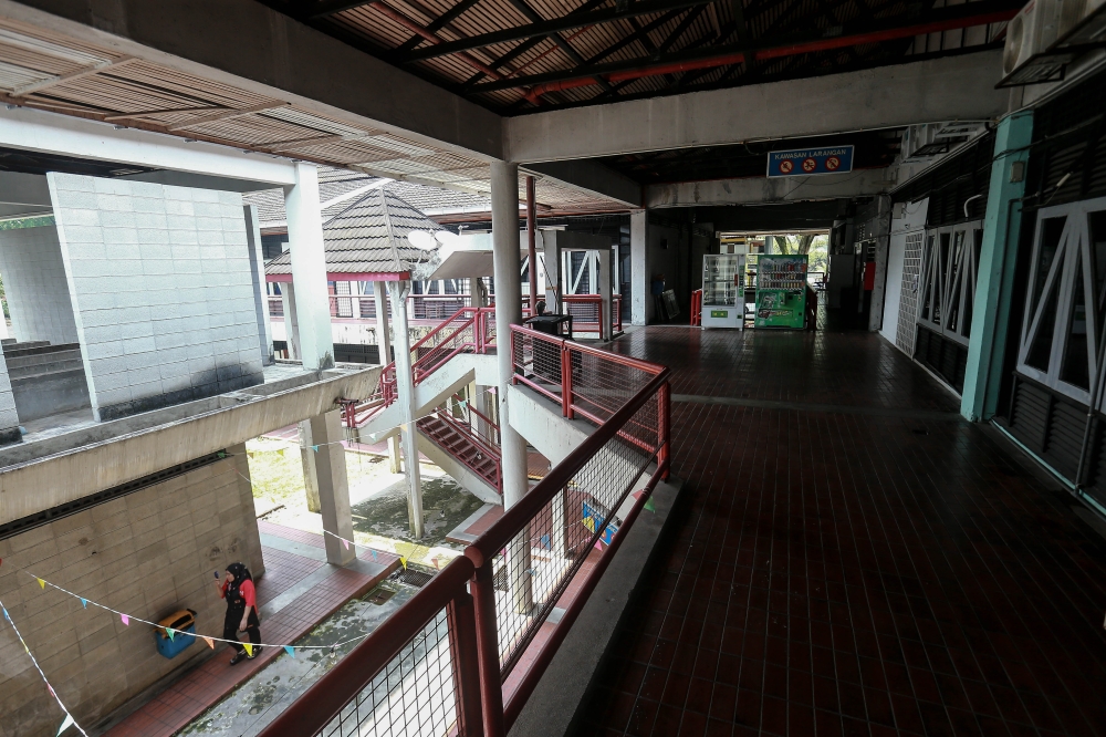 The upper floor corridors at Pusat Daerah Seksyen 6 still retain much of the area’s original architecture and quieter atmosphere. — Picture by Sayuti Zainudin