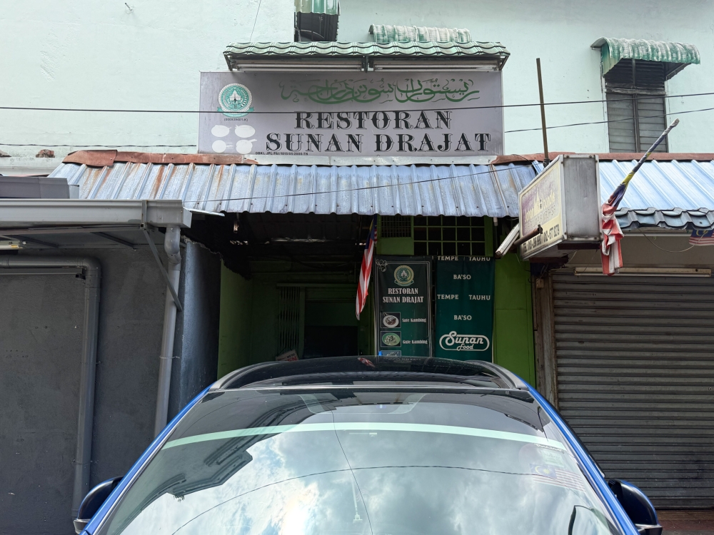 Look for this sign when you walk or drive along Lorong Haji Hussein 1. — Picture by Lee Khang Yi