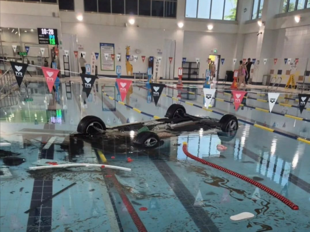 Splash landing: Car crashes through glass wall, plunges into pool at ...