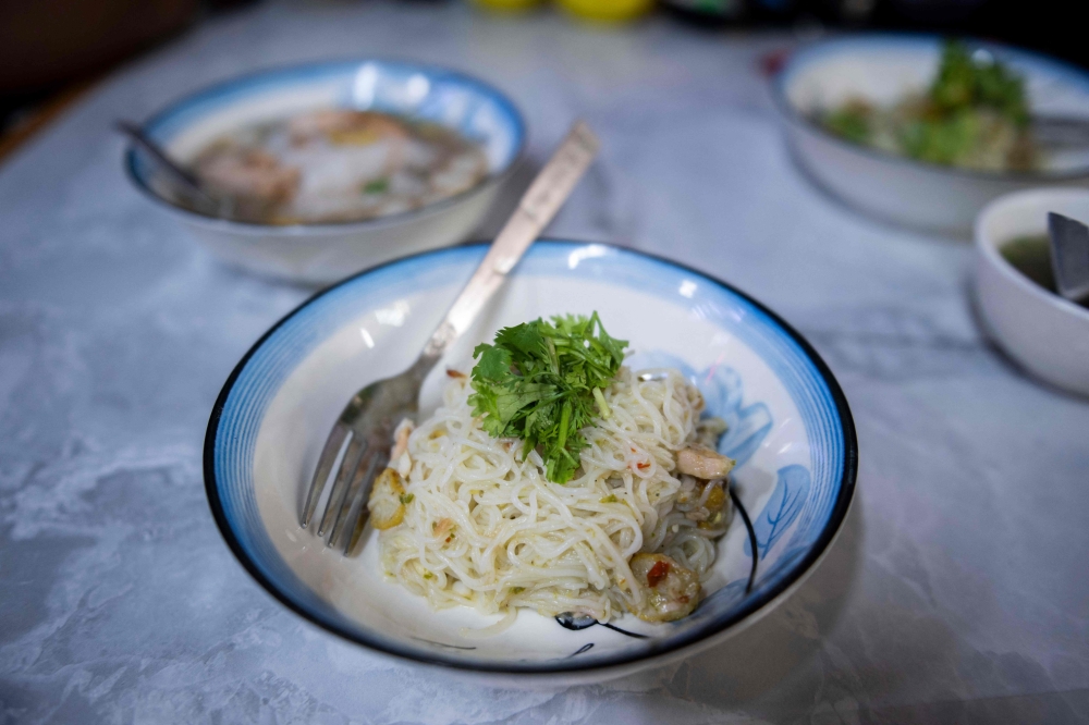 La guerra ha asediado las dietas en el oeste de Myanmar, pero los chefs sacan de contrabando sabores de la cocina local: fideos delicados y caldo salado de una región donde el conflicto arruina las cosechas de la tierra y el mar. - Foto AFP