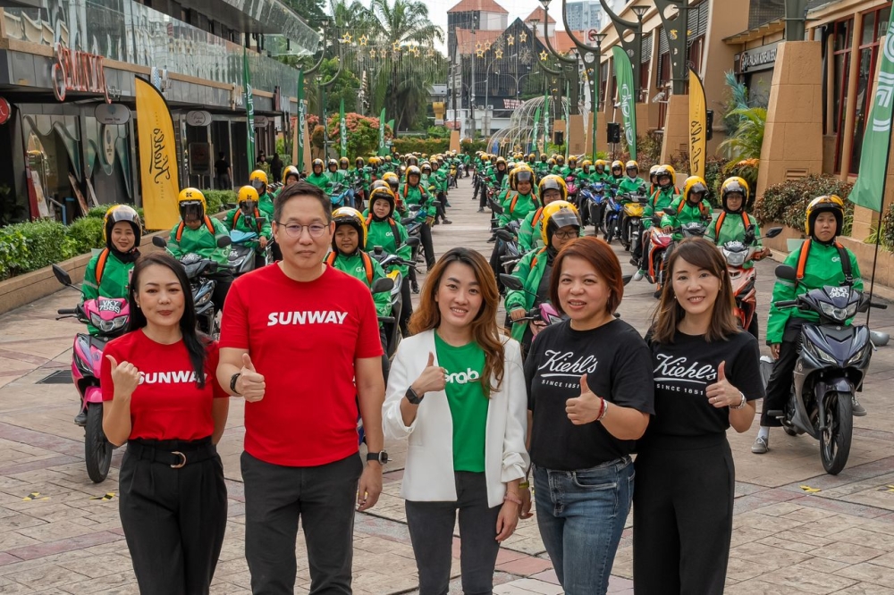 [from left to right] Amy Hoo, Associate Director, Sunway Malls; Jason Chin, Chief Executive Officer, Selangor Region, Sunway Malls; How Jia Yi, Head of Merchant & Platform Operations, Grab Malaysia; Elaine Wong, General Manager, Kiehl's Malaysia Singapore; Chong Sook Theng, Marketing Director, Kiehl's Malaysia Singapore. 