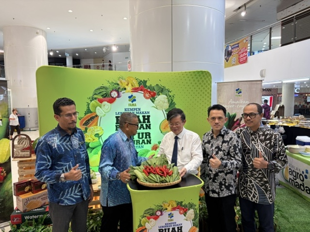 Penang chief minister Chow Kon Yeow (3rd left) and state excos Datuk Rashidi Zinol (2nd left) and Goh Choon Aik (2nd right) at the local fruits and vegetables campaign in Komtar. — Picture by Opalyn Mok
