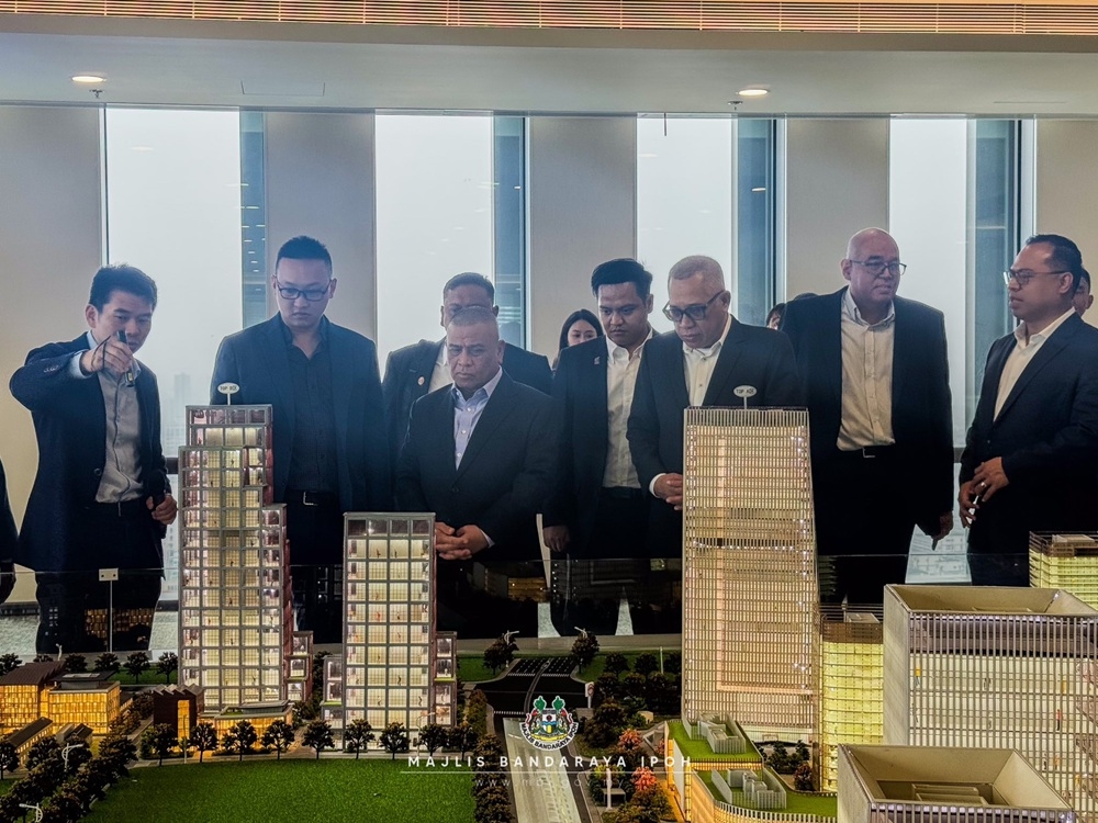 Menteri Besar Datuk Seri Saarani Mohamad led the Perak delegation to Taopu Smart City in Shanghai, accompanied by Ipoh Mayor Zamakhshari Hanipah. — Picture via Facebook/Majlis Bandaraya Ipoh