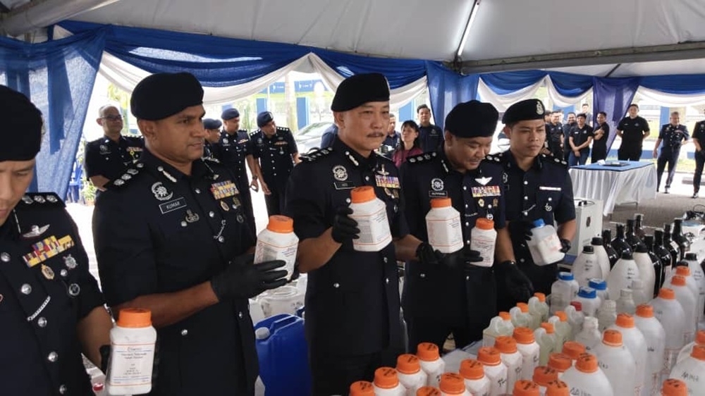 Acting Johor police chief Hoo Chuan Huat (centre) with the seized narcotics at the Iskandar Puteri district police headquarters May 22, 2026 — Picture by Ben Tan