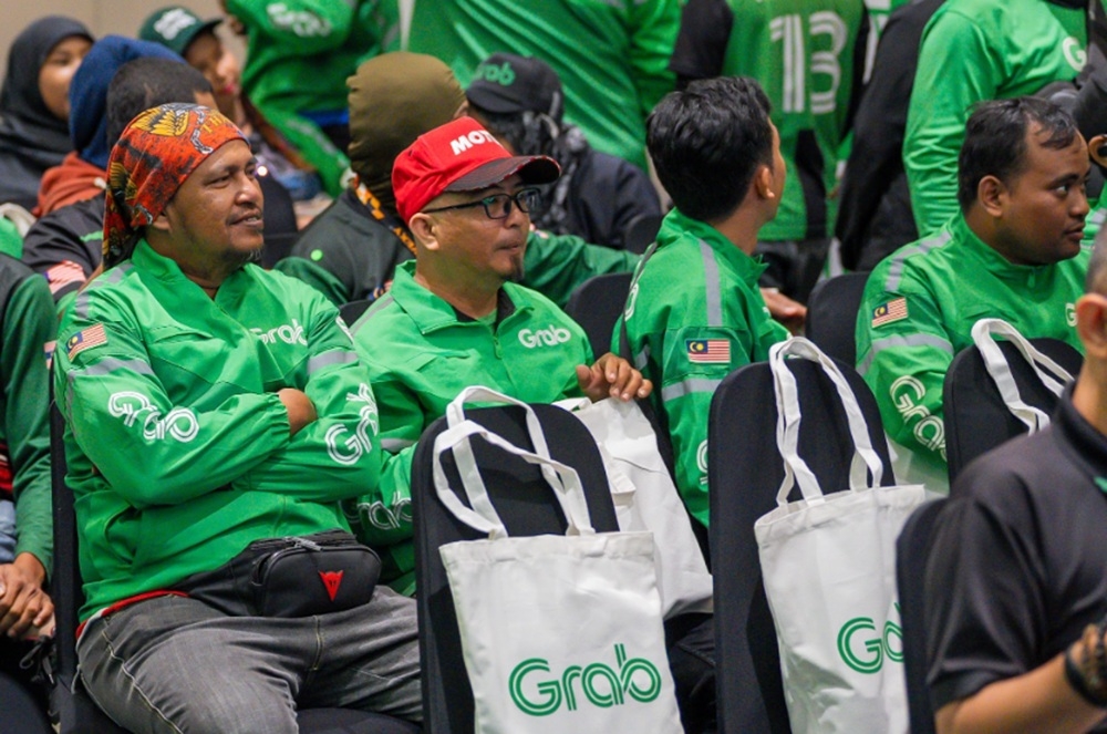 Grab Malaysia distributed fuel and grocery vouchers to driver- and delivery-partners in attendance at the event. — Picture courtesy of Grab