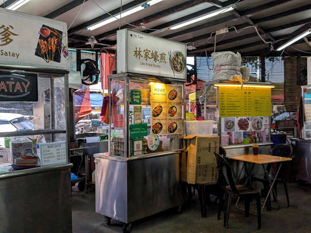 Lim Fried Oyster’s stall is in the far corner of the kopitiam, away from the rush at the very popular ‘zhap fan’ stall.