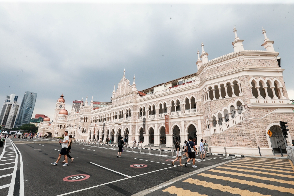  Numerous bus services operate in the vicinity, including the GoKL City Bus, which offers free rides around the city centre. The nearest stop is Dataran Merdeka, just a short stroll from the GPO. 