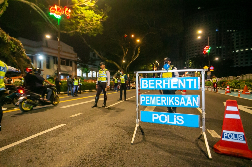 Police arrest three suspects, including two women, after car ramming attempt in Hulu Langat, officers open fire