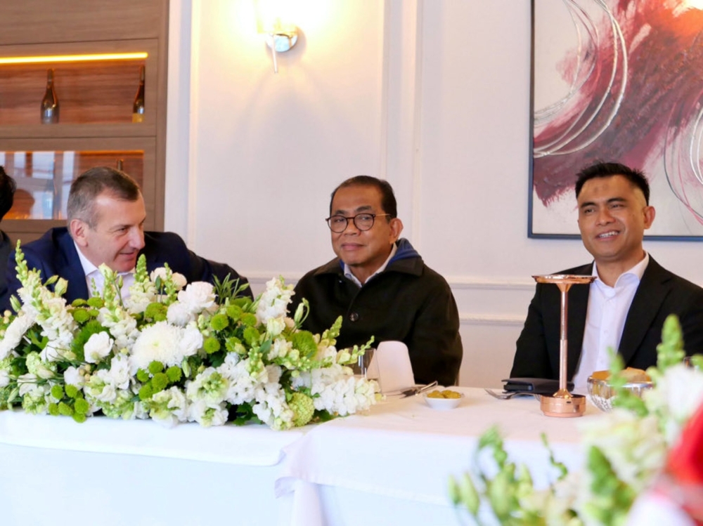 Defence Minister Datuk Seri Mohamed Khaled Nordin during a meeting with Desan in Turkiye. — Picture courtesy of Defence Ministry 