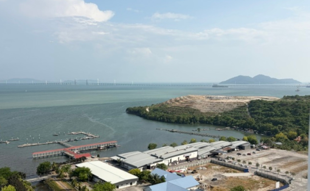 The Jelutong landfill (on the right). — Picture by Opalyn Mok 