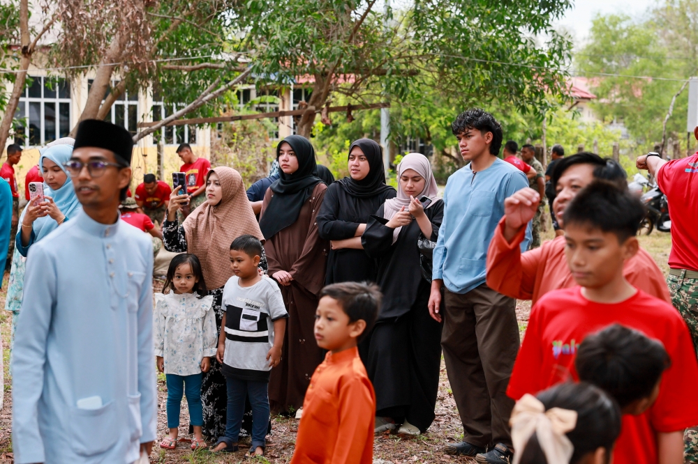 Local residents attend a korban ritual at Masjid Al-Ansar, Kem Sri Pantai, Seberang Takir today. — Bernama pic