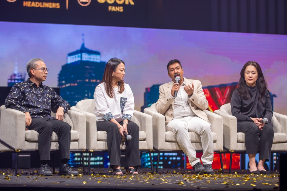 Minister in the Prime Minister’s Department (Federal Territories) Hannah Yeoh (second from left) and Live Nation Malaysia’s managing director Paramananthan Rajagopal (second from right) during the KL Headline Season 2026 launch. — Picture by Raymond Manuel