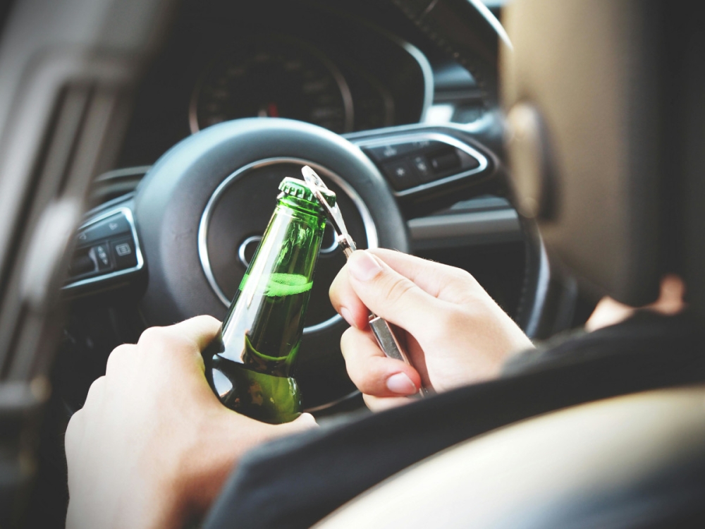 The author argues that drunk driving remains dangerously common because alcohol impairs not only physical coordination and reaction time, but also the brain’s ability to accurately judge its own level of impairment, leading many drivers to mistakenly believe they are still fit to drive. — Pexels pic
