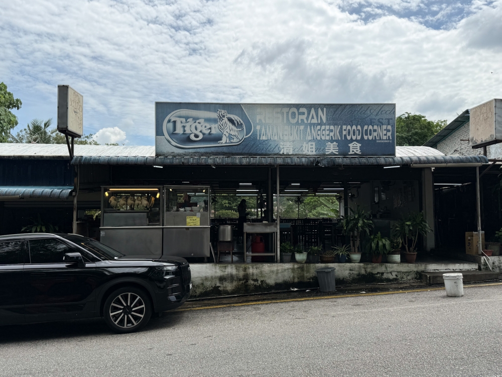 Located at the main road, parking is limited around the stall. — Picture by Lee Khang Yi