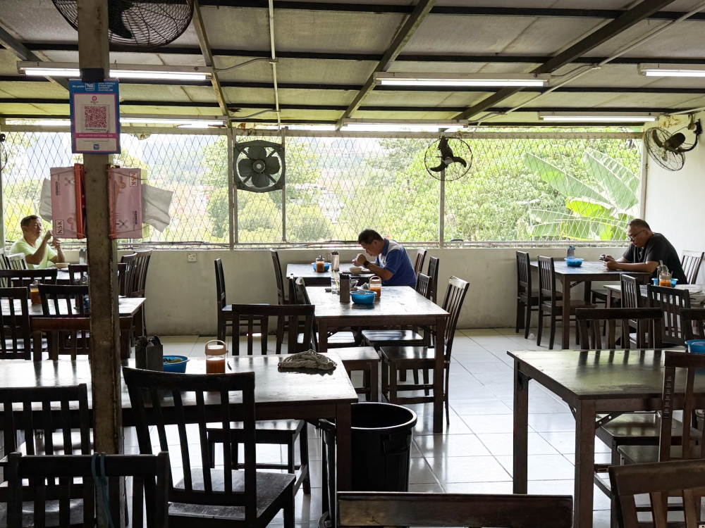 Dining inside is comfortable due to the vast space. — Picture by Lee Khang Yi