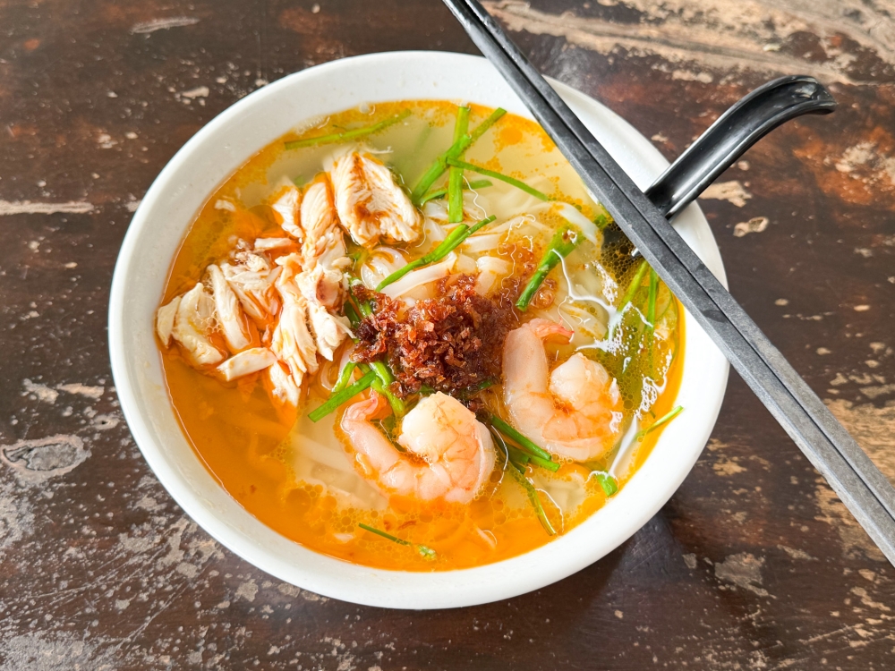 Kai Si Hor Fun is a better choice to pair with the poached chicken. — Picture by Lee Khang Yi