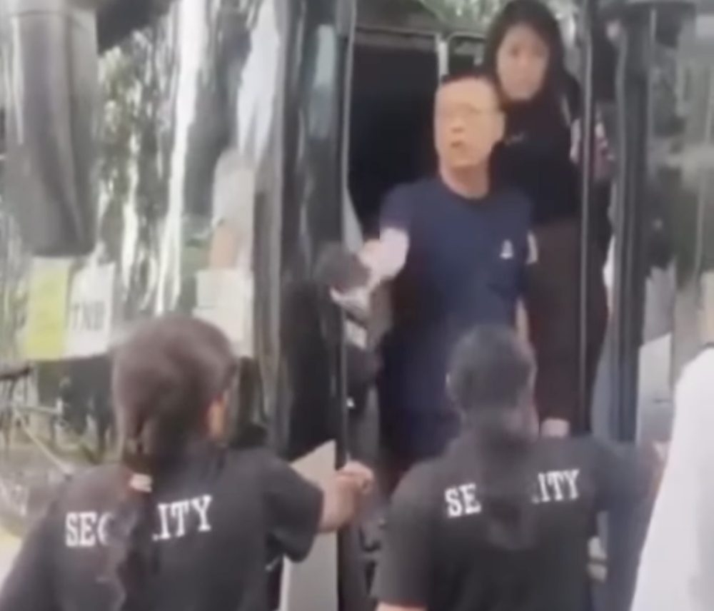 Pengetua Hong Kong letak jawatan, mohon maaf selepas insiden di Singapura