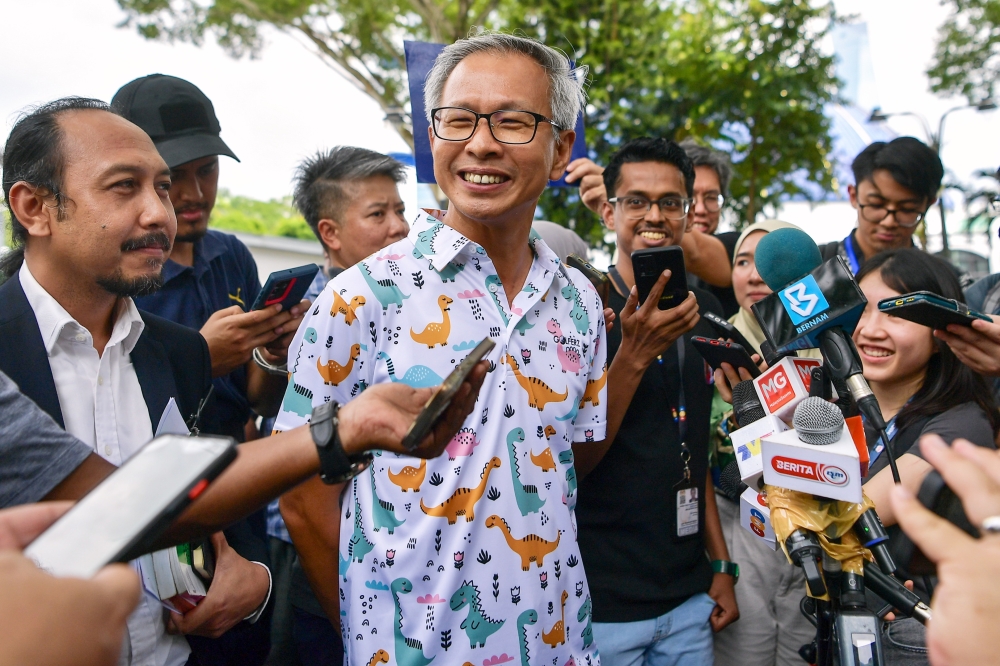 Former Damansara MP Tony Pua today confirmed he has provided a witness statement to police over his Facebook post on the Rukun Negara. — Bernama pic