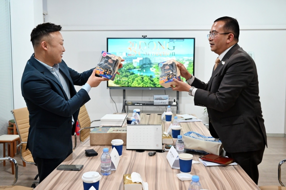 Tourism Malaysia director-general Mohd Amirul Rizal Abdul Rahim (right) gifts Visit Malaysia 2026 mascot plushies, the Malayan sun bear pair named Wira and Manja to Chinese tourism representatives in Shanghai during an outreach meeting. — Picture from Facebook/Dato' Seri Tiong King Sing（拿督斯里张庆信）