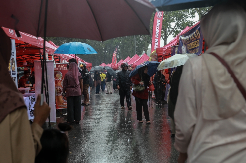 Heavy rain and strong winds forecast for parts of Selangor, Perak, Pahang, and Johor till evening