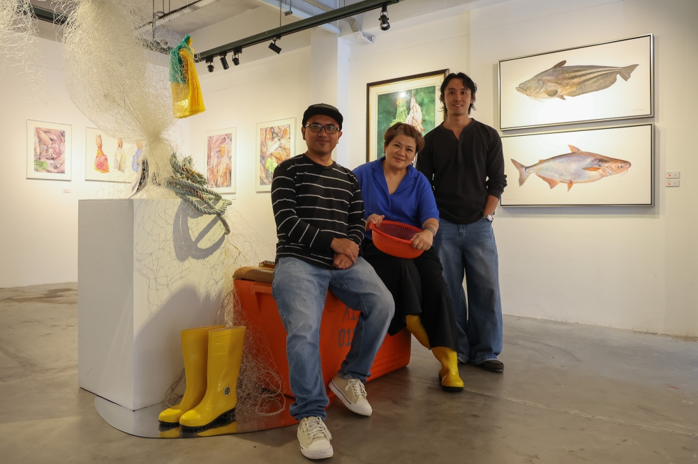 Visual artist Ryzalman Misran (left), AweGallery founder Dora Ong (centre) and AweGallery in-house art curator Ong Jian Yang (right) at the ‘Berapa Sekilo?: The Rhythm of the Wet Market’ exhibition at AweGallery in Petaling Jaya. — Picture by Yusof Mat Isa
