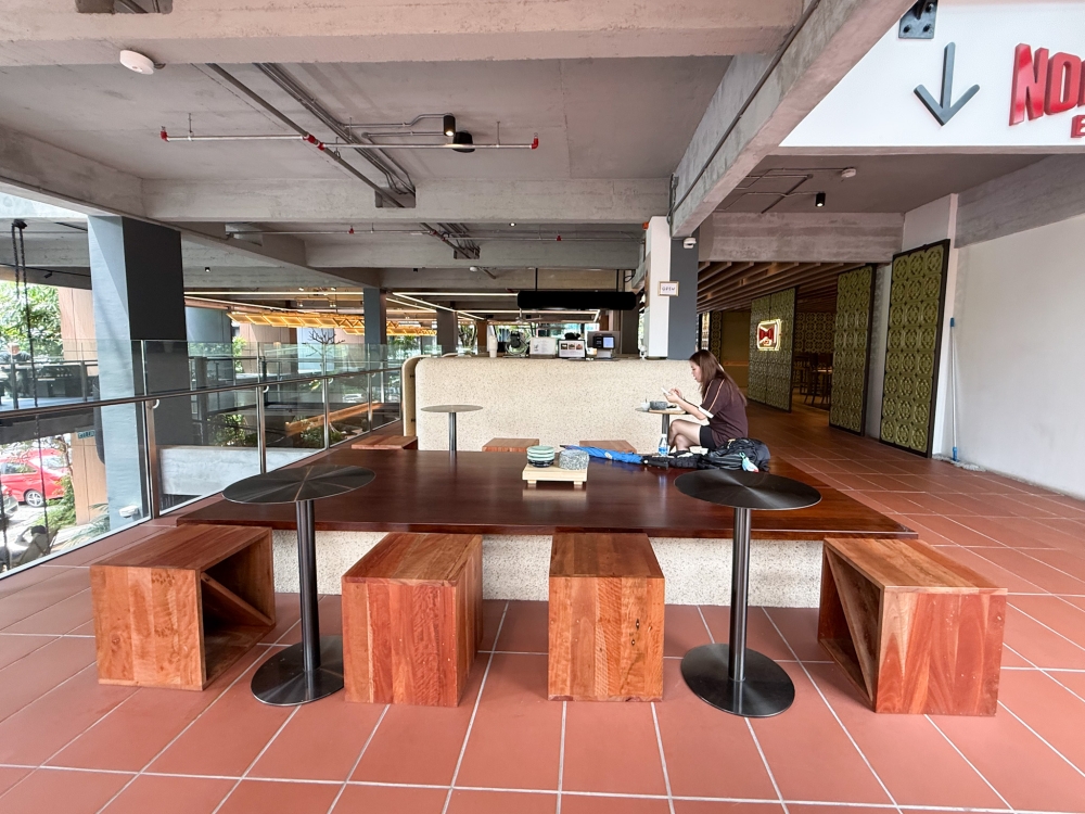 Seats can be found in front of the stall, which transforms at night to a cool place to chill as you enjoy your shaved ice dessert. —Picture by Lee Khang Yi