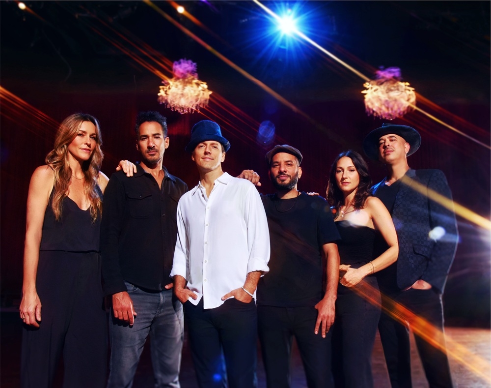 Jason Mraz (centre) with his touring band mates. — Picture by Shervin Lainez