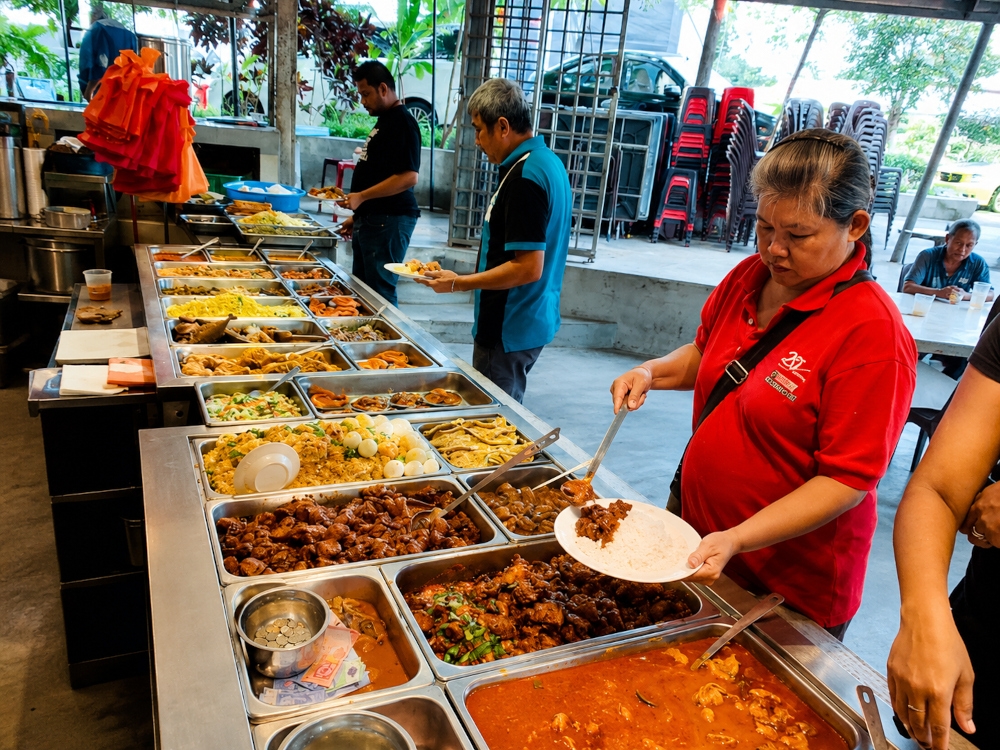 A variety of local Indian cuisine dishes at SS Spicy Food, Jalan Akar — Picture from SS Spicy Food Facebook