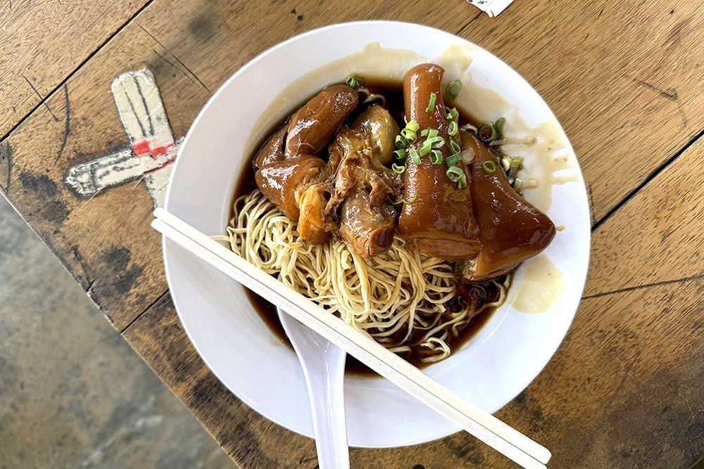 吉隆坡Cheras Batu 11隐藏版客家猪手面:破旧茶室里的卤味宝藏,早去晚了就没了