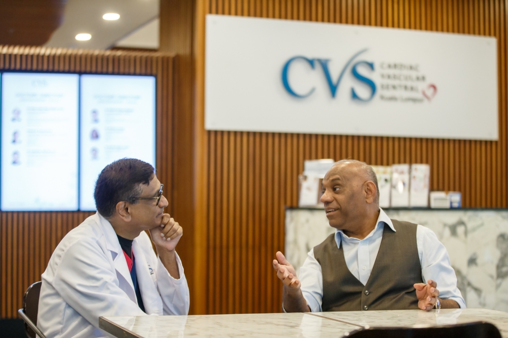 Datuk Dr Tamil Selvan Muthusamy (left), consultant cardiologist at CVSKL and Tan Sri Rashpal Singh Randhay, chairman of CVSKL foundation. — Picture by Raymond Manuel 