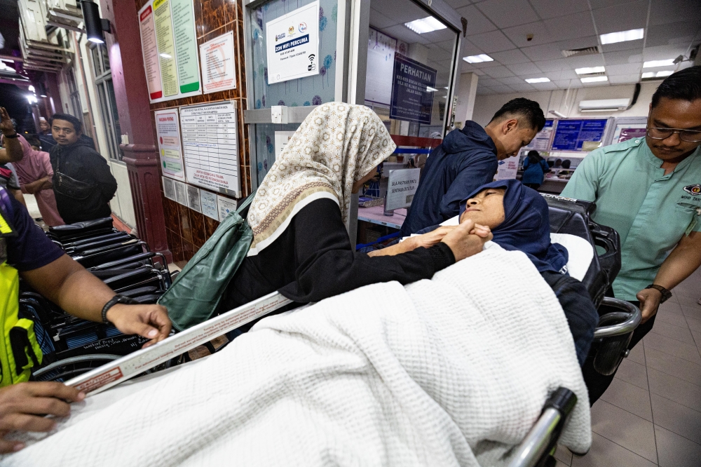 Family members greet Jaslinda Saludin at Hospital Tapah after she was found safe following an incident while hiking Mount Batu Putih, on June 6, 2026. — Bernama pic