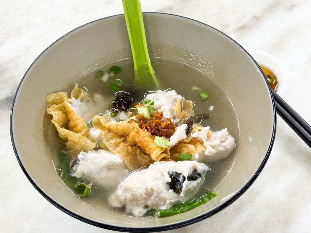 Four Season Noodles is the crowd favourite, especially for its stuffed fish paste items made with their homemade paste from mackerel fish and pork. — Picture by Lee Khang Yi