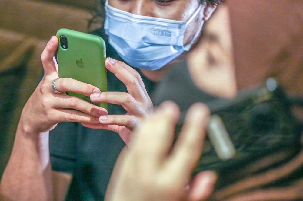 Killing the mood: Smartphones tied to global drop in birth rates, new studies find
