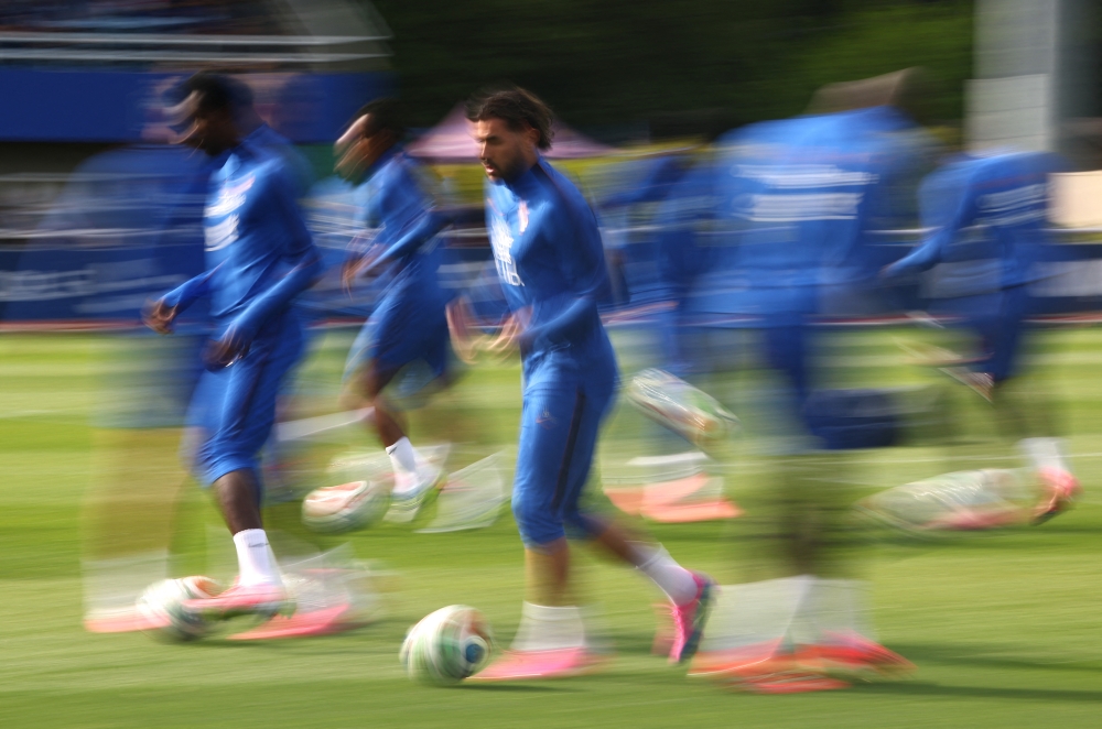 Analysts split between Spain, France and Argentina for World