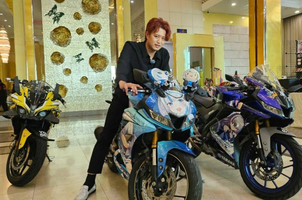 Tokusatsu star Masahiro Inoue poses on a motorcycle during his third visit to Malaysia. — Picture via Facebook/Let's Anime Cosplay Event