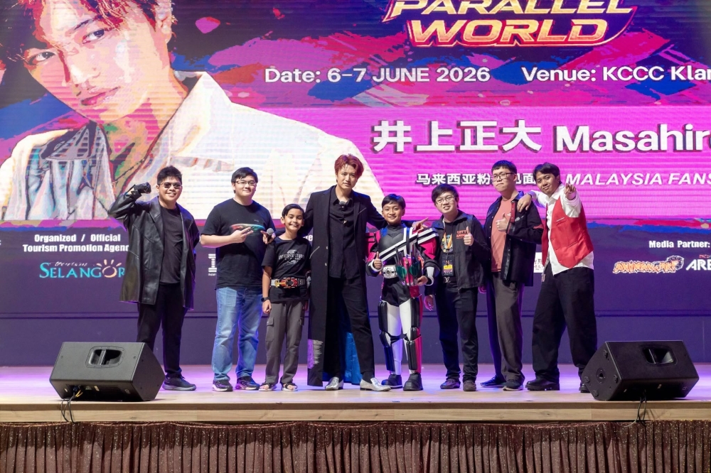 Masahiro Inoue poses with fans during his third visit to Malaysia at the Klang Commercial Convention Centre. — Picture via Facebook/Let's Anime Cosplay Event
