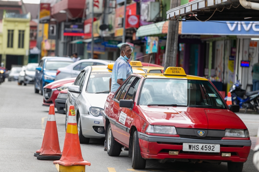 Malaysia’s current regulatory framework for elderly drivers is not adequately prepared for an ageing population, said Prof Dr Muhammad Zaly Shah, president of the Chartered Institute of Logistics and Transport Malaysia (CILTM). — Picture by Devan Manuel