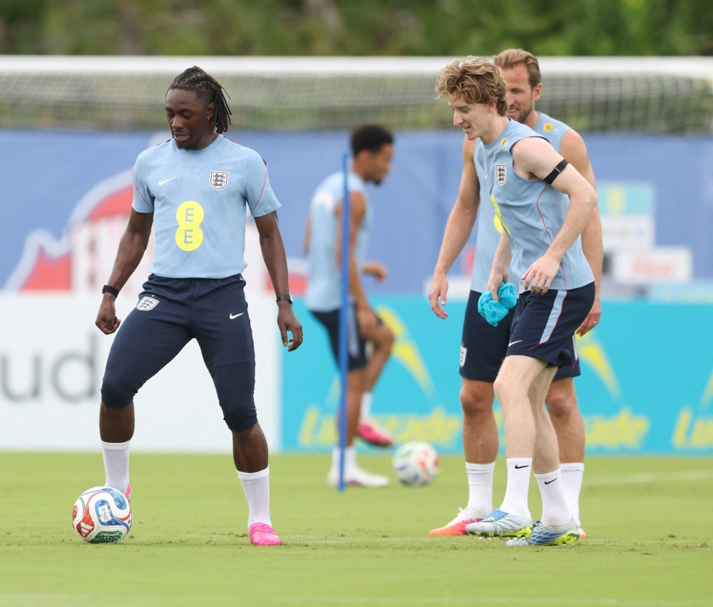 Gascoigne urges England to rediscover 1990 team spirit in World Cup quest