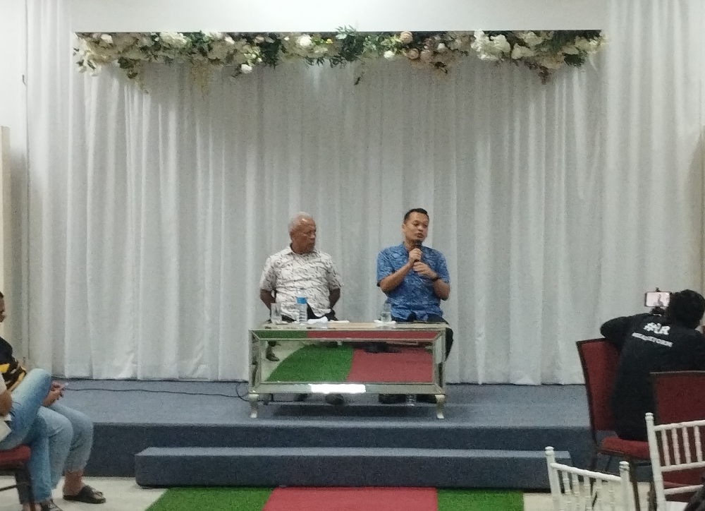 ‘Why should I campaign for you again?’: At first meeting since MP resignation, Setiawangsa residents look to Nik Nazmi for answers
