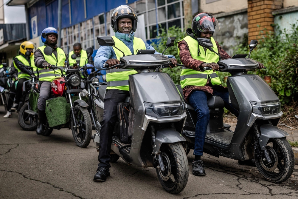 La crisis de combustible desata un aumento del 40% en e-bikes mientras los conductores de boda-boda de Nairobi cambian la gasolina por energía más barata